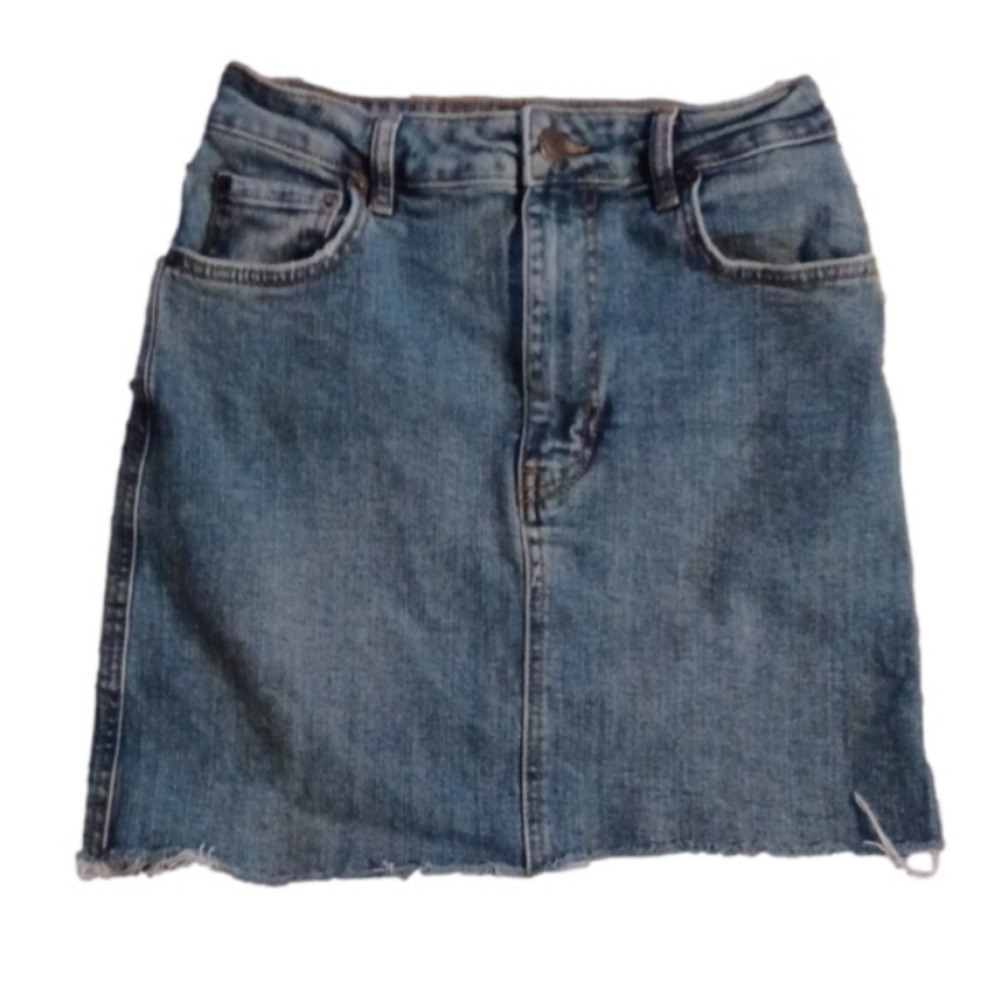 ZARA DENIM SKIRT, WOMENS SIZE XS. ZIP UP BUTTON.